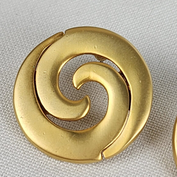 Vintage 80s Matte Gold Swirl Earrings - Picture 2 of 4